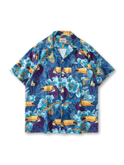 トゥーカンとトロピカルフラワーの全体プリントが映えるオープンカラーシャツの全身ビュー。