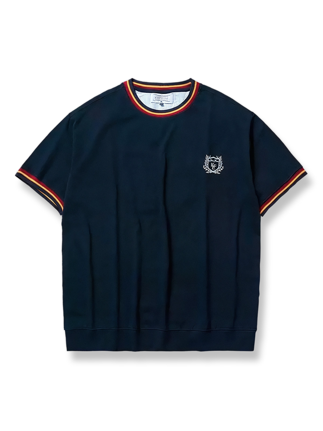 タオル刺繍ロゴとミリタリーストライプが映えるリンガースタイル半袖Tシャツ。