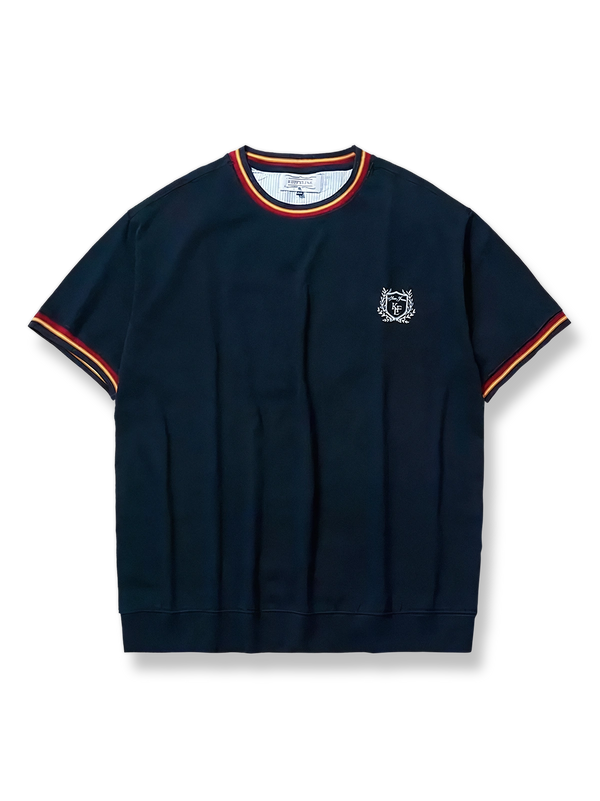 タオル刺繍ロゴとミリタリーストライプが映えるリンガースタイル半袖Tシャツ。