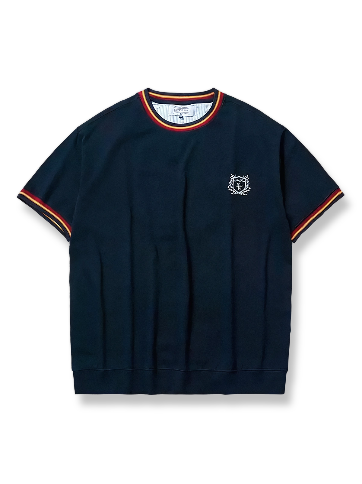 タオル刺繍ロゴとミリタリーストライプが映えるリンガースタイル半袖Tシャツ。