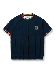 タオル刺繍ロゴとミリタリーストライプが映えるリンガースタイル半袖Tシャツ。