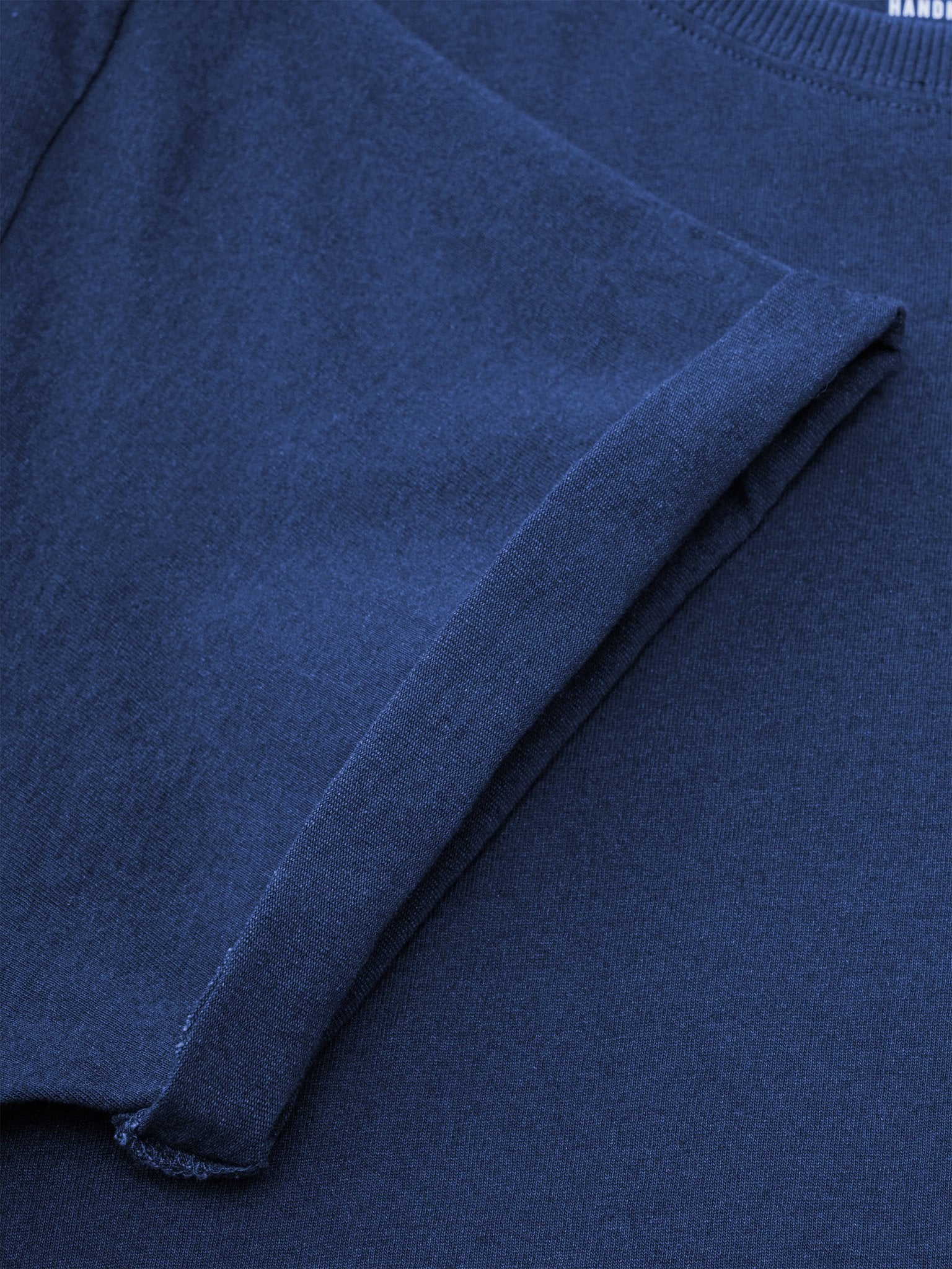 本インディゴTシャツの左下側に施された「藍」刺繍のディテール