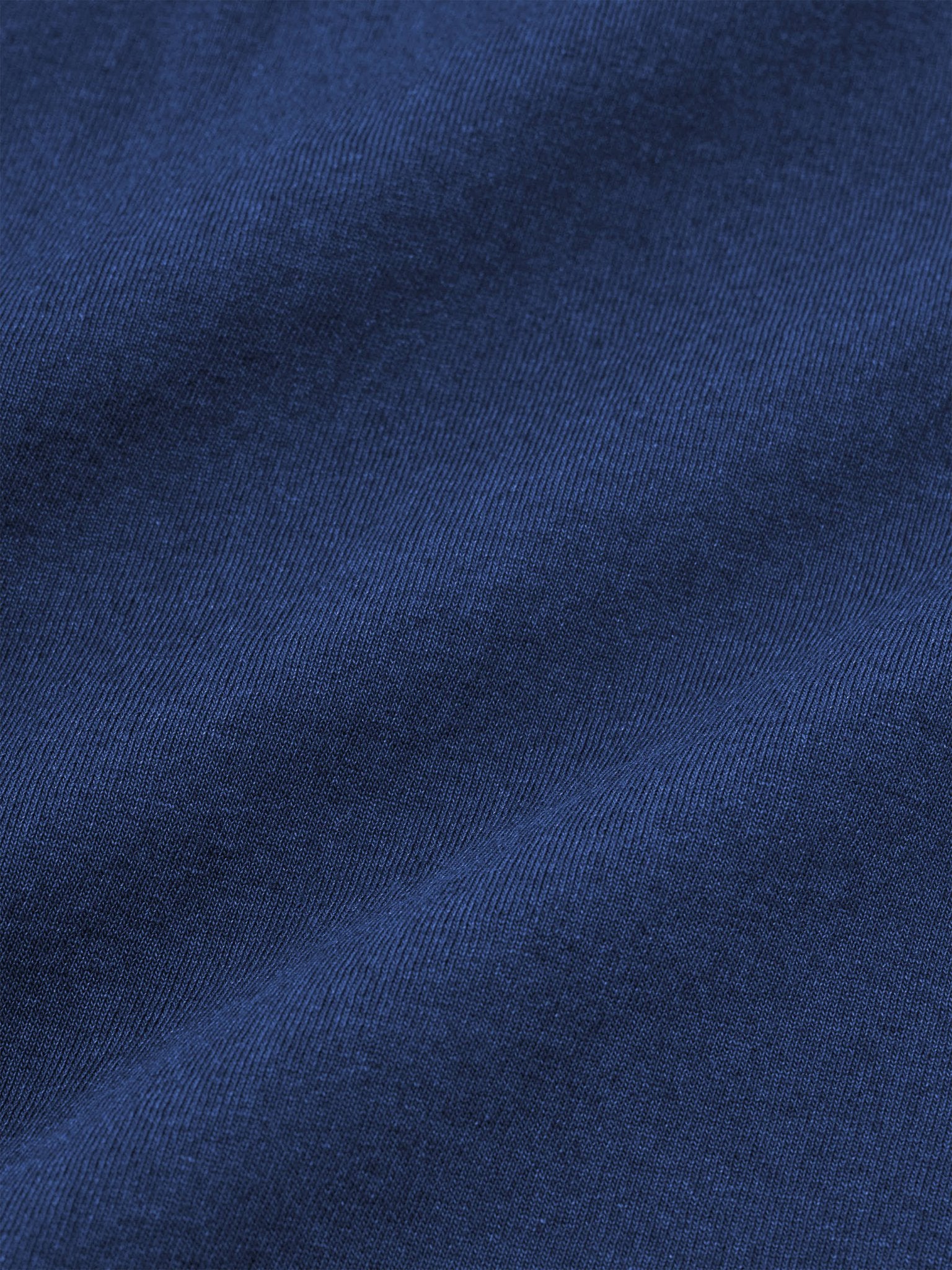 本インディゴTシャツの左下側に施された「藍」刺繍のディテール