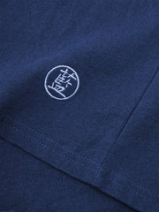 本インディゴTシャツの左下側に施された「藍」刺繍のディテール