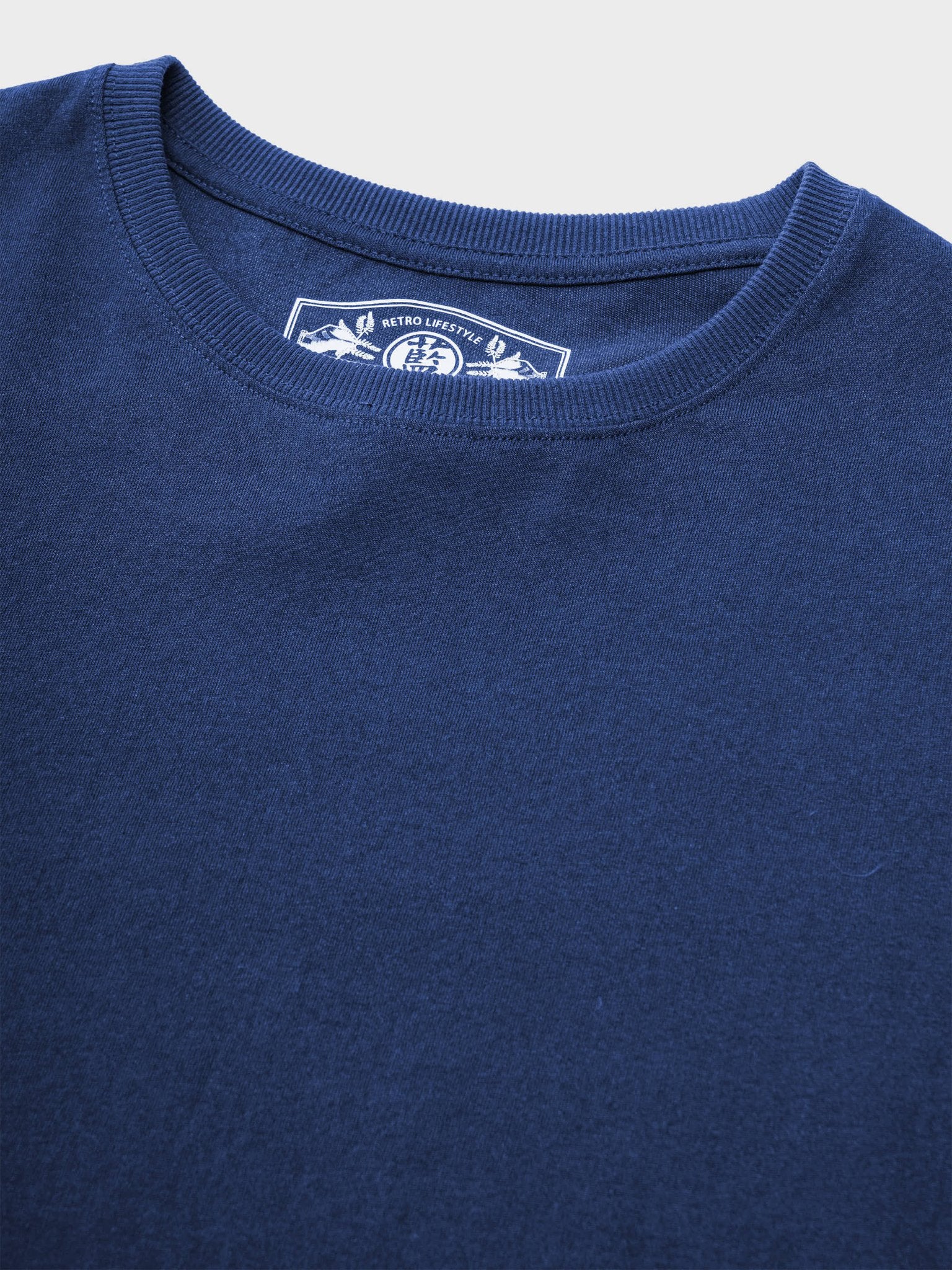 本インディゴTシャツの左下側に施された「藍」刺繍のディテール