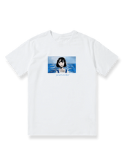 製品画像: 夏の少女と海のイラストが描かれた白いTシャツ