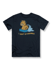 『ガーフィールド』カートゥーンプリントTシャツの正面画像、ガーフィールドと「I Don't Do Mornings」のスローガン
