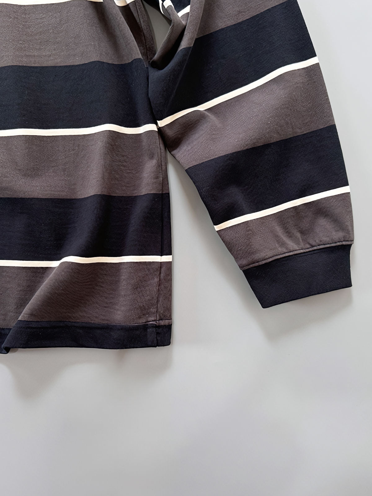 ストライプデザインと刺繍ディテール 詳細画像