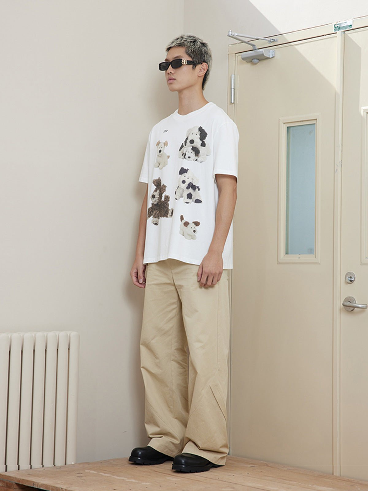 モデルが着用したぬいぐるみ犬のプリント付き半袖Tシャツ