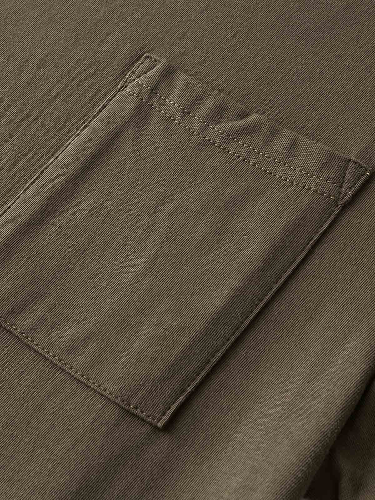 アメリカ空軍インスパイアードの半袖Tシャツの空軍バッジプリントのクローズアップ。彫印のプリント技法で施されたディテールが鮮明で、耐久性があり、衣服のプレミアムな感触を際立たせています。