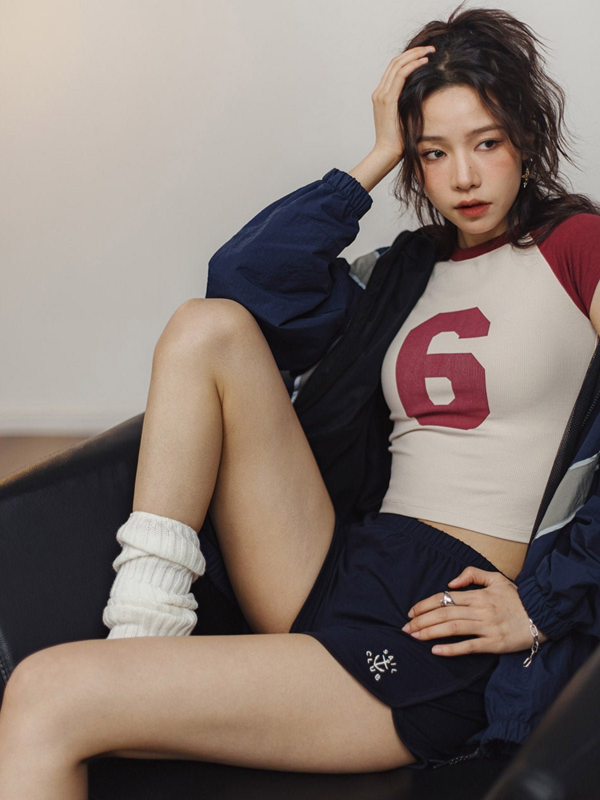 モデルがPESSOA CLUBの赤白カラーブロックナンバープリントクロップTシャツを着用し、カジュアルなスタイルを披露