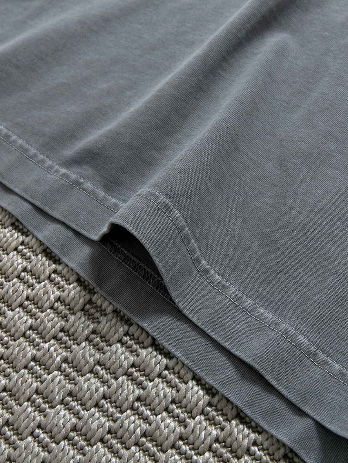 製品画像: アメカジグラデーションウォッシュ英字プリント長袖Tシャツの平置き画像
詳細画像: 長袖Tシャツの胸元英字プリントのディテール画像