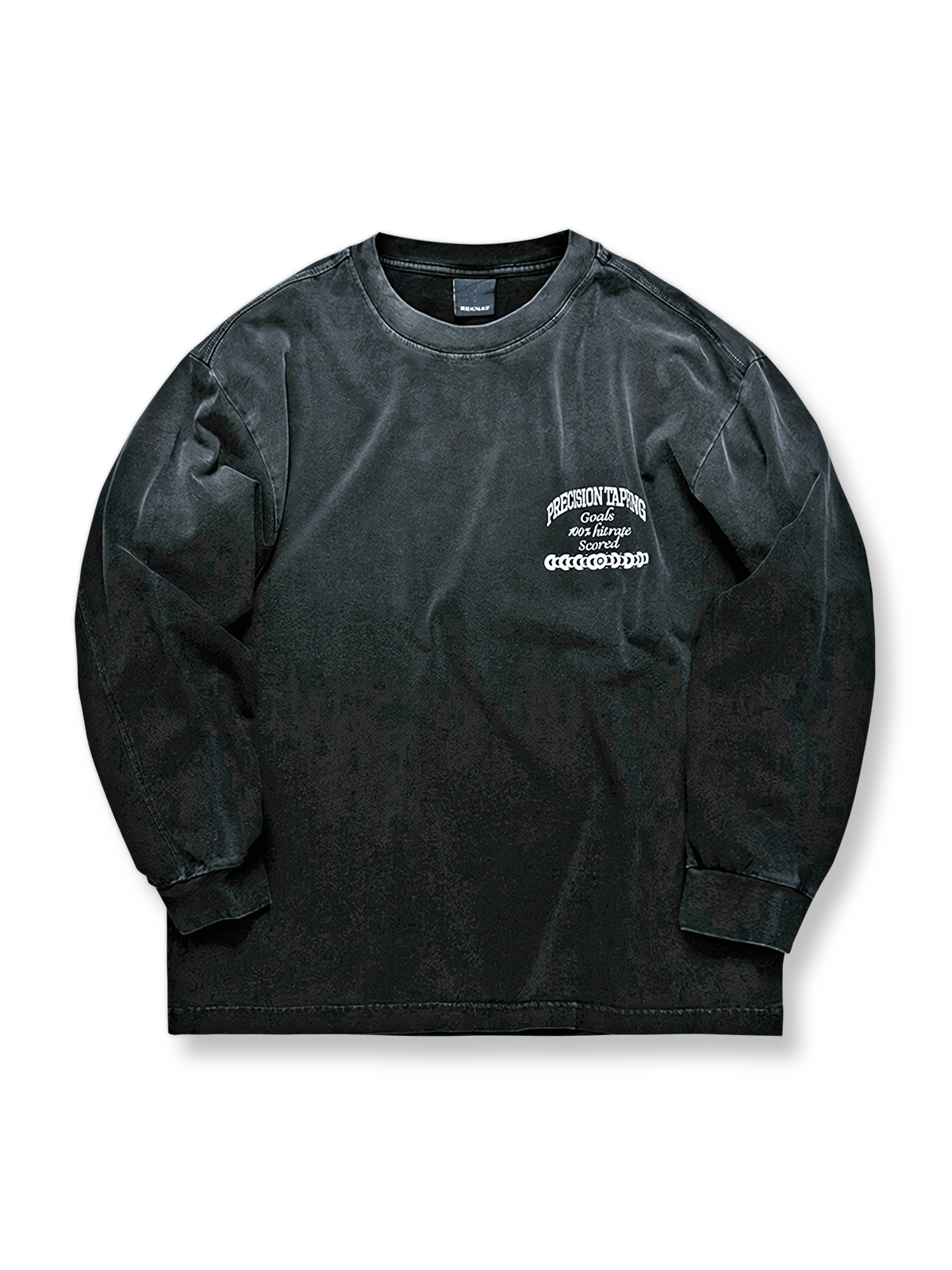 製品画像: アメカジグラデーションウォッシュ英字プリント長袖Tシャツの平置き画像
詳細画像: 長袖Tシャツの胸元英字プリントのディテール画像