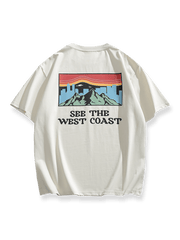 西海岸風景プリントが施された半袖Tシャツ、クラシックなラウンドネックでデザインされています。