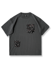 アシンメトリーダブルポケットペイズリープリント半袖Tシャツの全体像