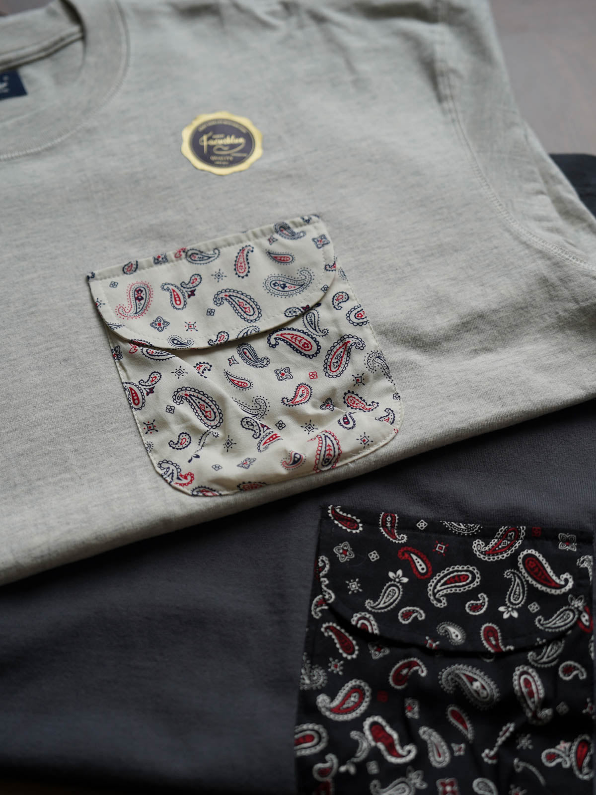 アシンメトリーダブルポケットペイズリープリント半袖Tシャツのディテール