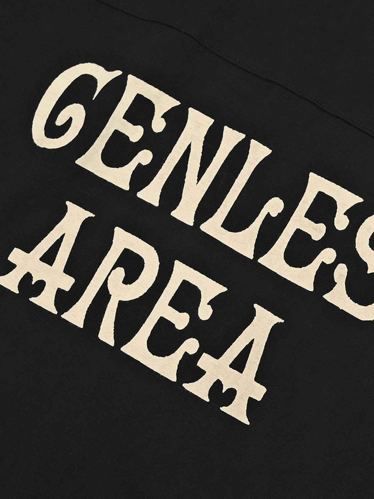 フットボールカルチャープリントTシャツの首元の小さなカラーデザインとダブルニードルショルダーラインのクローズアップ。耐久性と形状の持続性に優れたディテールが見える。