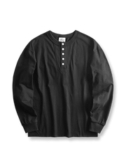 产品画像
アメカジ ヘンリーネックTシャツの全体画像。ヴィンテージ感のあるデザインとアメリカンピマコットンの質感が強調されています。

詳細画像
ヘンリーネックTシャツのディテール画像。三本針リブの襟元や、成衣洗い加工された生地の質感をクローズアップで紹介。
