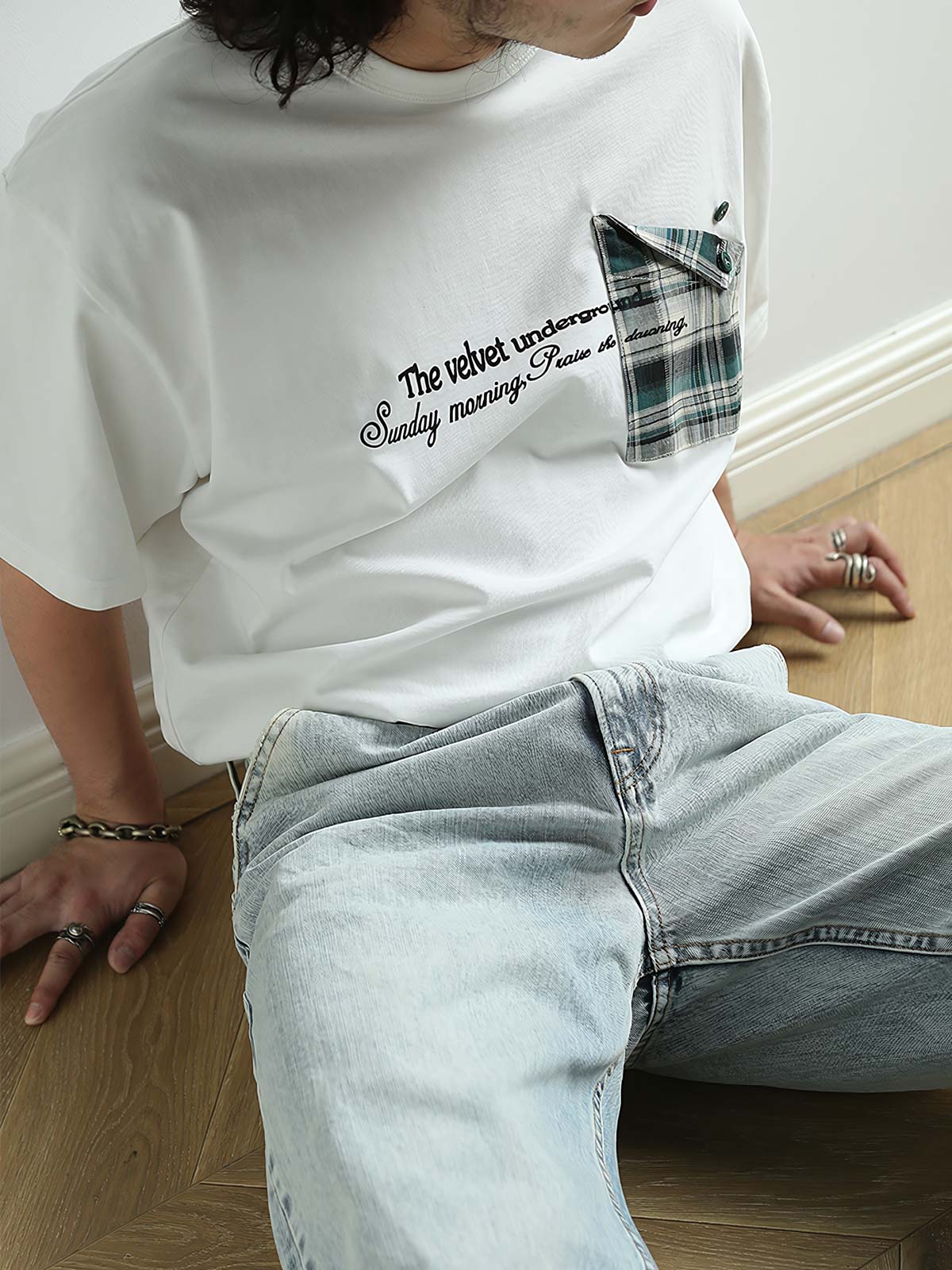 モデルが260グラムのゆったりシルクスクリーンプリントクルーネックTシャツを着用している画像