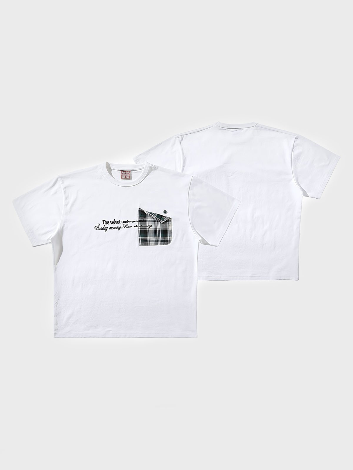 Tシャツのポケットとプリントのディテールクローズアップ