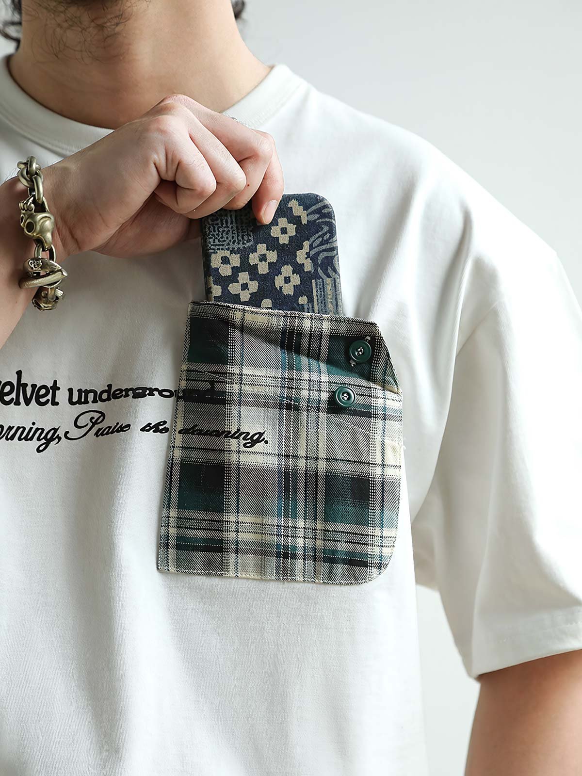 モデルが260グラムのゆったりシルクスクリーンプリントクルーネックTシャツを着用している画像
