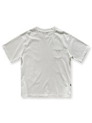 製品画像: 320gのヘビーウェイトコットンウォッシュポケット付きショートスリーブTシャツの全体像
