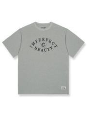 ディスカバリーの目」テーマの純綿Tシャツ全景を展示、そのクラシックな魅力とディテールが強調されています。