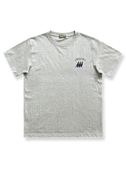 グレーのシルクスクリーンプリント クルーネック半袖Tシャツの正面全体像、前胸のビール瓶キャラクターのプリントを展示。