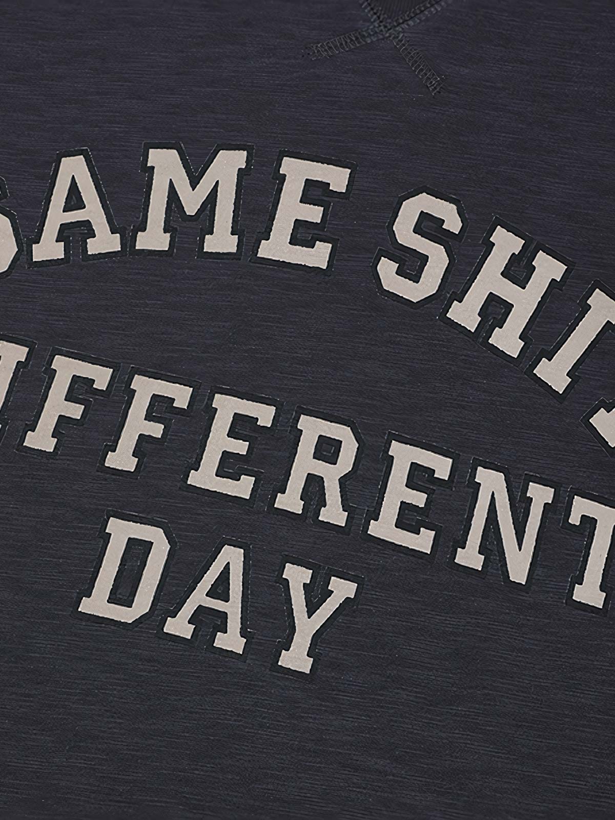 スウェットスタイルビンテージプリント半袖Tシャツのディテール、アメリカンフォントのプリントを含む