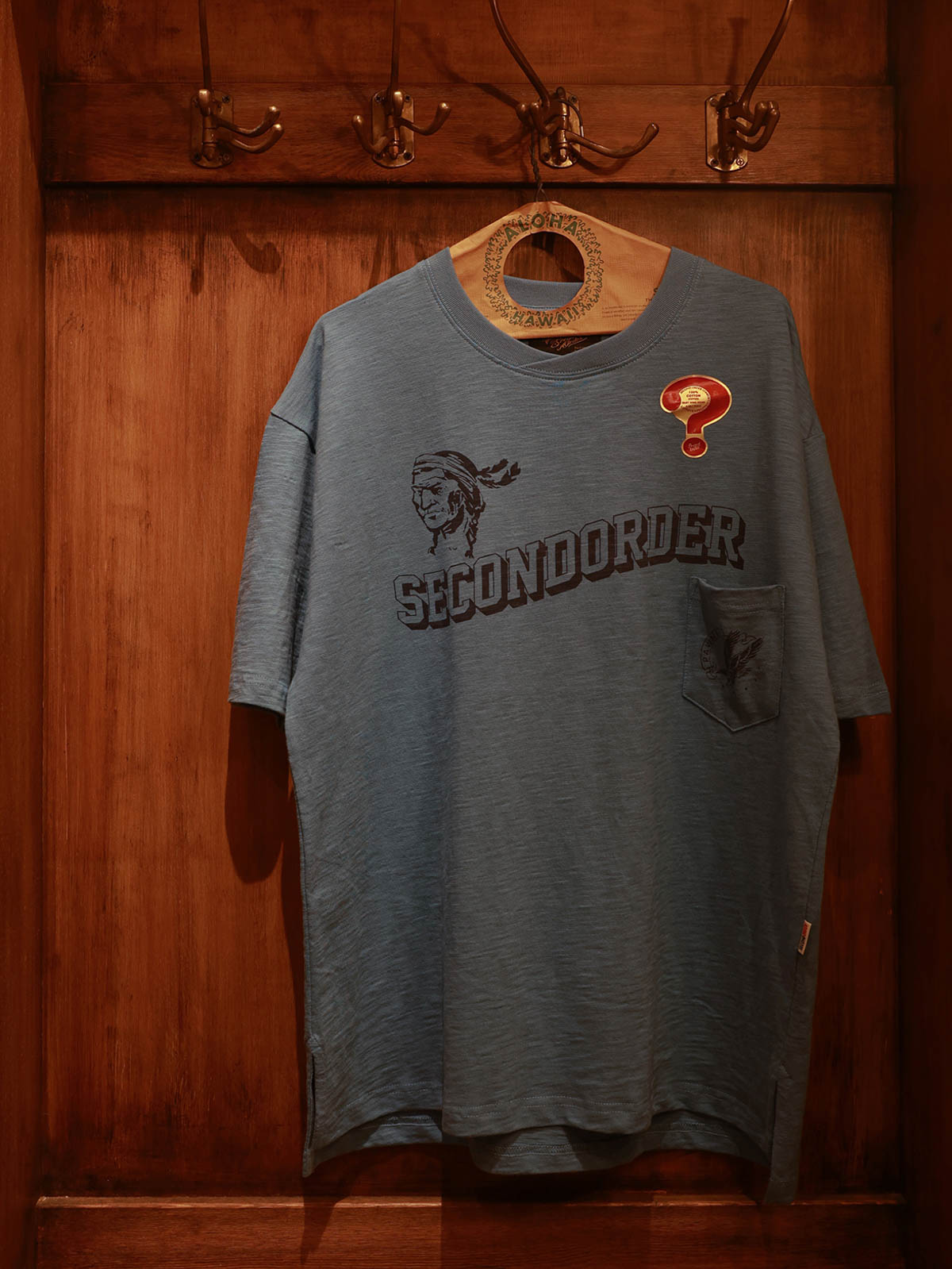  Tシャツの胸ポケットとインディアンチーフプリントのディテール