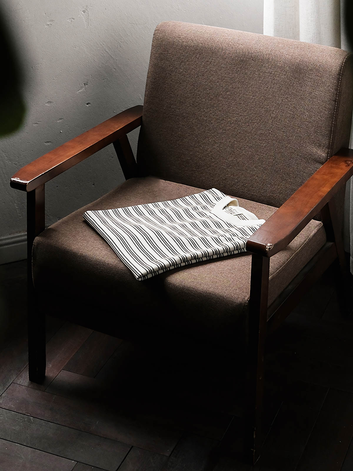  Tシャツのストライプディテールとコーマ綿素材のクローズアップ