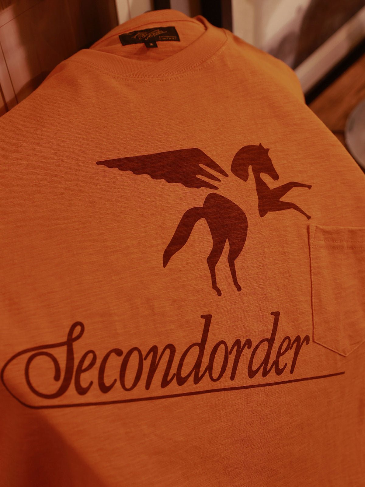  Tシャツの胸ポケットとインディアンチーフプリントのディテール