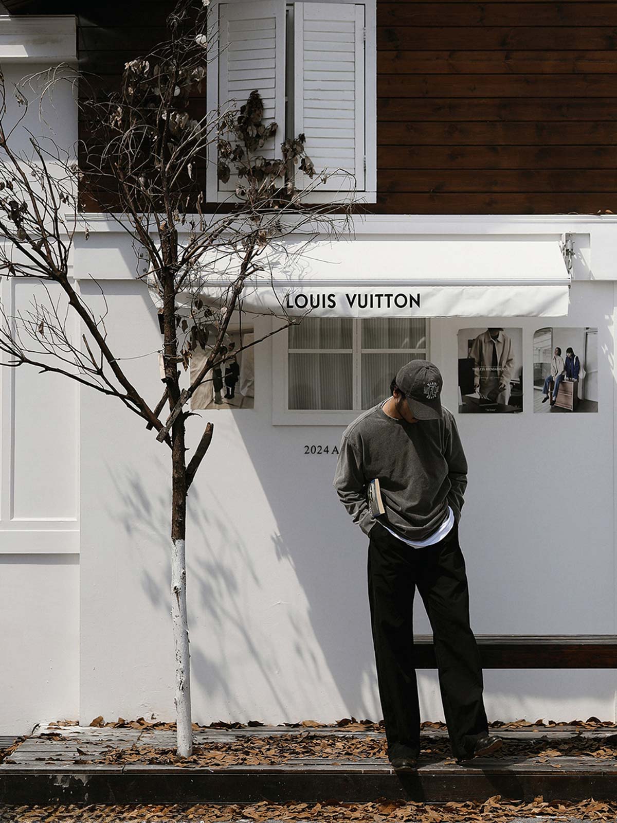 詳細画像: Tシャツの襟元と袖口の三角カットディテールのクローズアップ
モデル画像: ヴィンテージ風Tシャツを着用したコーディネート例