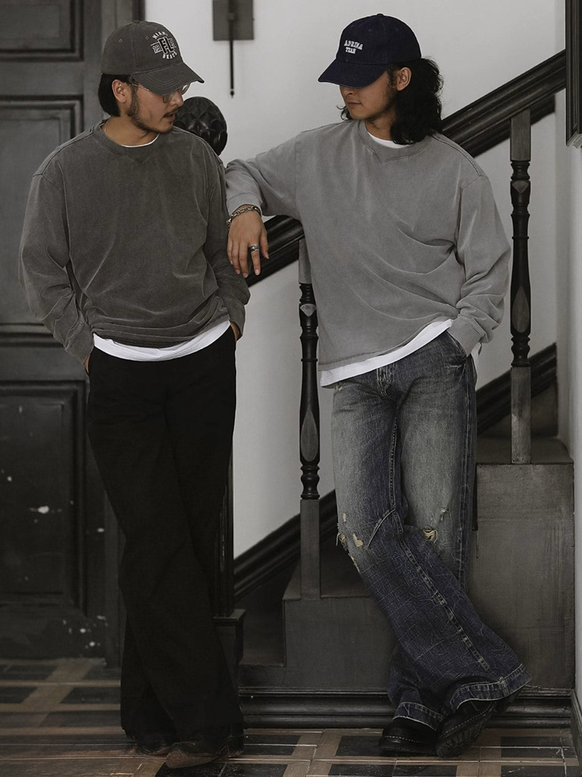 詳細画像: Tシャツの襟元と袖口の三角カットディテールのクローズアップ
モデル画像: ヴィンテージ風Tシャツを着用したコーディネート例