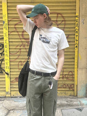 モデルが着用するカーグラフィックプリントスリムフィット半袖Tシャツの展示