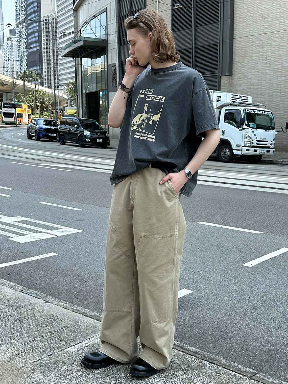 モデルが着用したサンドウォッシュ加工のヴィンテージロックプリントクルーネック半袖Tシャツ