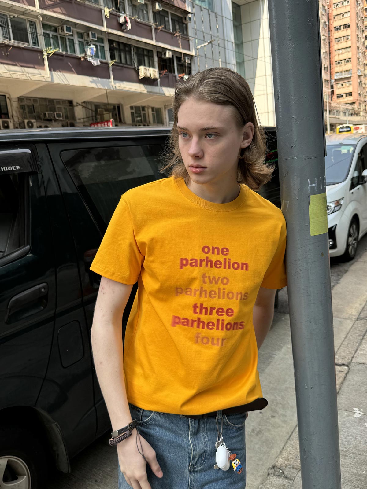 モデル画像: モデルが着用しているグラデーション柄イエローラウンドネック半袖Tシャツ