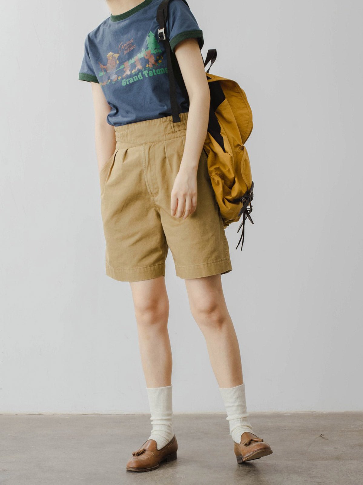 モデルがアメリカンレトロ ベアキャンプテーマプリント半袖Tシャツを着用し、カジュアルなスタイルを披露