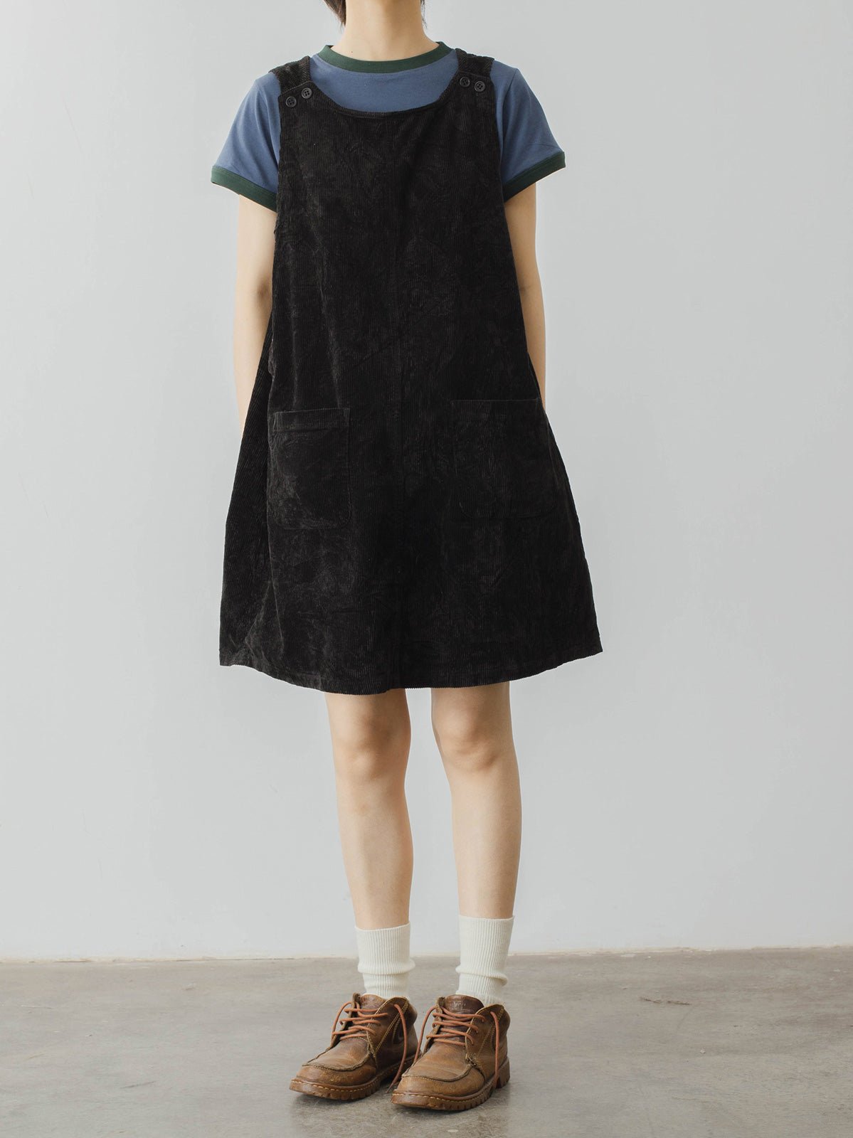 モデルがアメリカンレトロ ベアキャンプテーマプリント半袖Tシャツを着用し、カジュアルなスタイルを披露