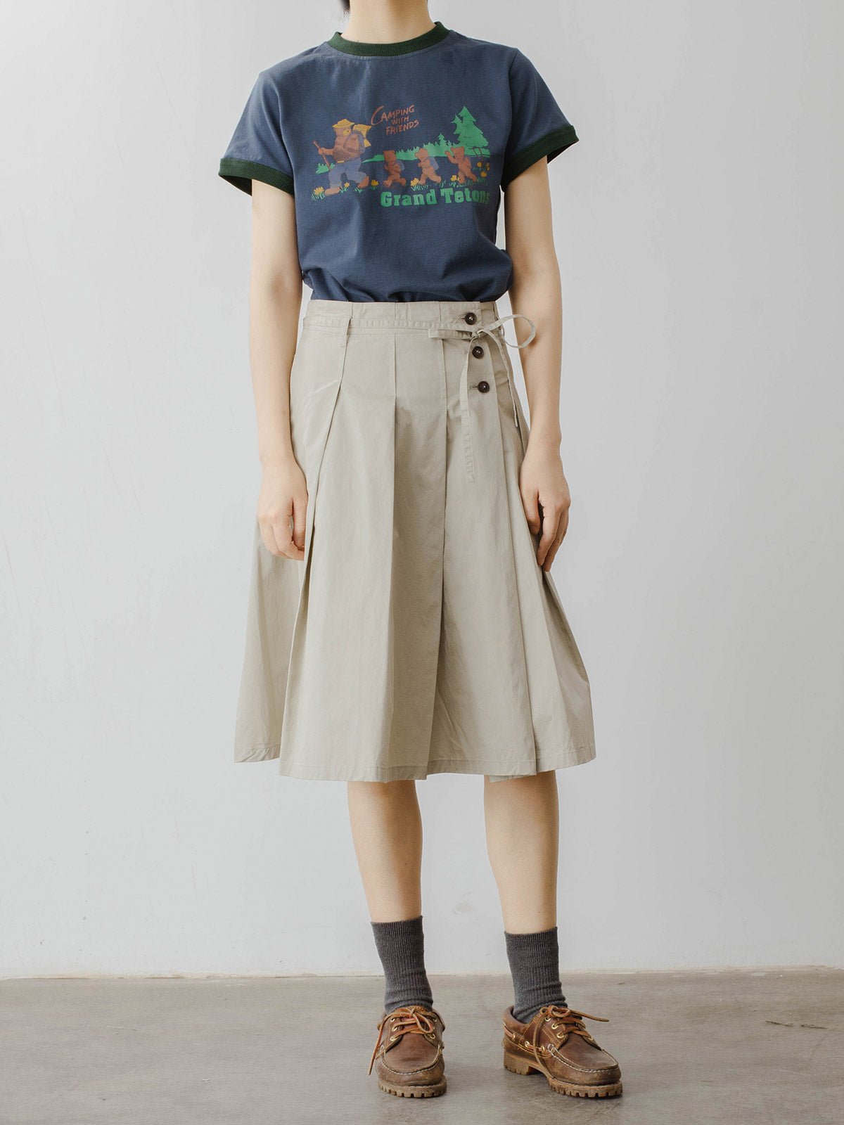 モデルがアメリカンレトロ ベアキャンプテーマプリント半袖Tシャツを着用し、カジュアルなスタイルを披露