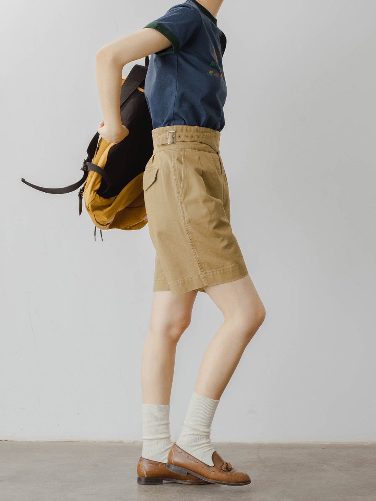 モデルがアメリカンレトロ ベアキャンプテーマプリント半袖Tシャツを着用し、カジュアルなスタイルを披露