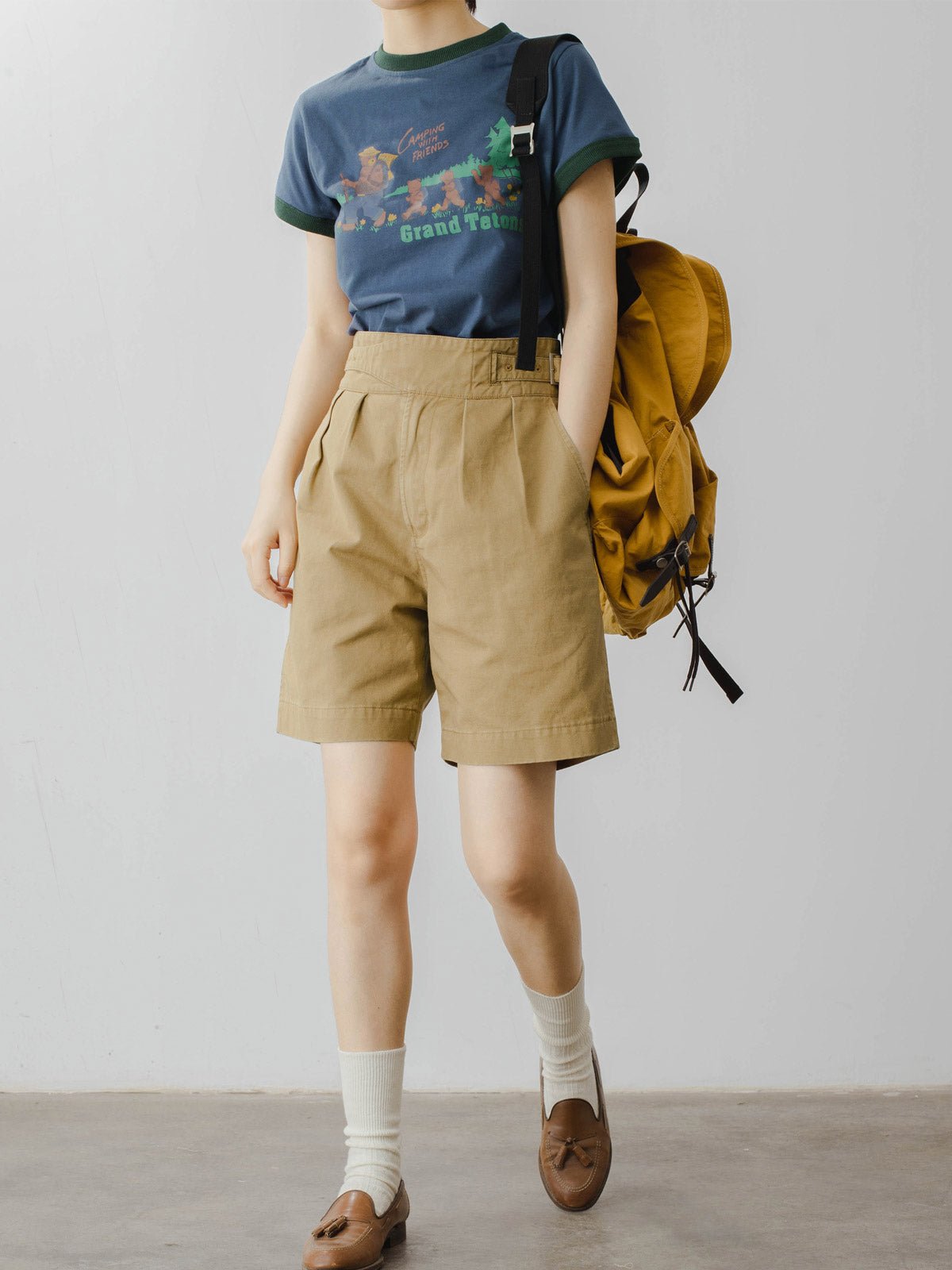 モデルがアメリカンレトロ ベアキャンプテーマプリント半袖Tシャツを着用し、カジュアルなスタイルを披露