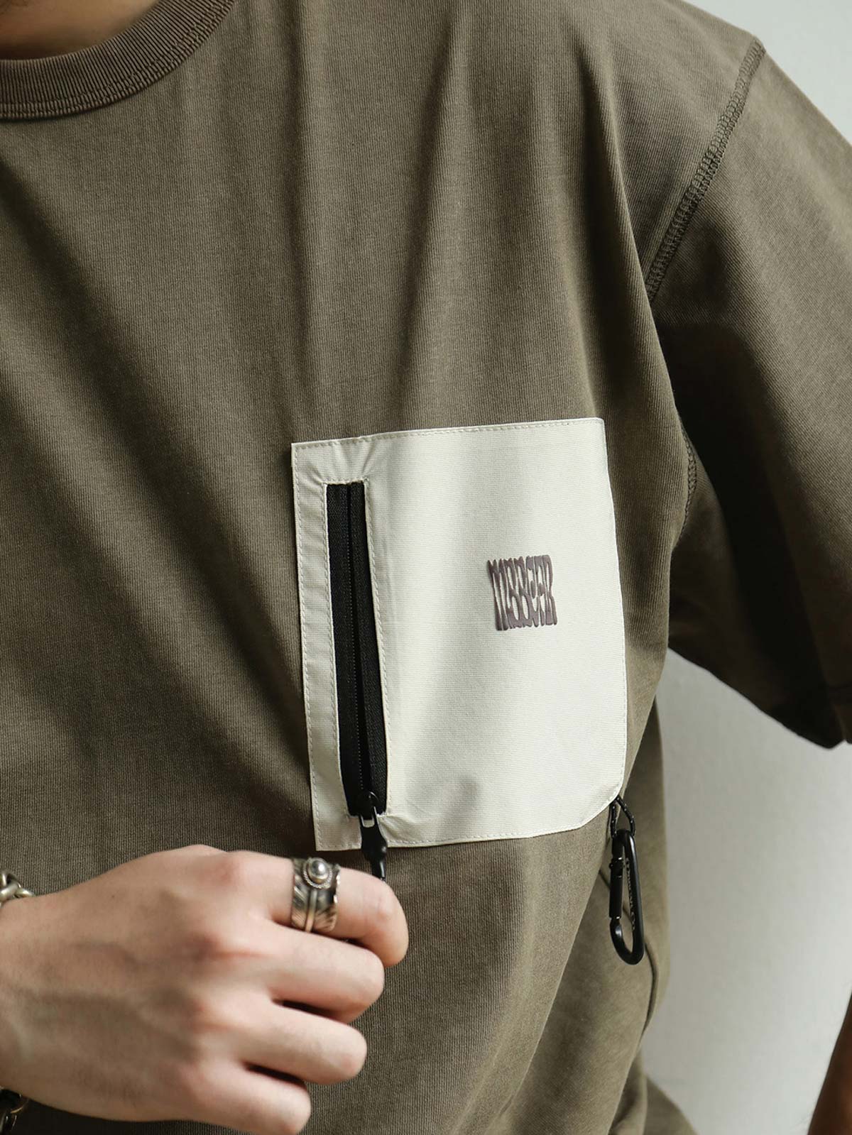 モデルが着用したバティック染め半袖Tシャツのスタイリング例