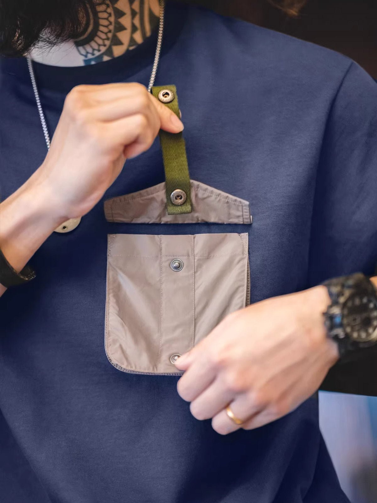 モデルが着用したアウトドア配色ポケット半袖Tシャツ