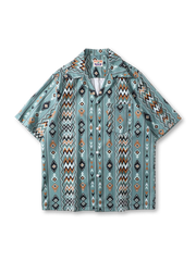 トライバルジグザグ＆ダイヤ柄が映えるオープンカラーシャツの全身ビュー。