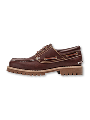 排水ステッチと三つ穴アイレットが映えるレザーボートシューズ