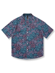 トロピカルフラワープリントとキューバカラーが特徴の半袖シャツ。