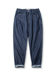 タック入りワイドバルーンシルエットのウォッシュデニムパンツ。