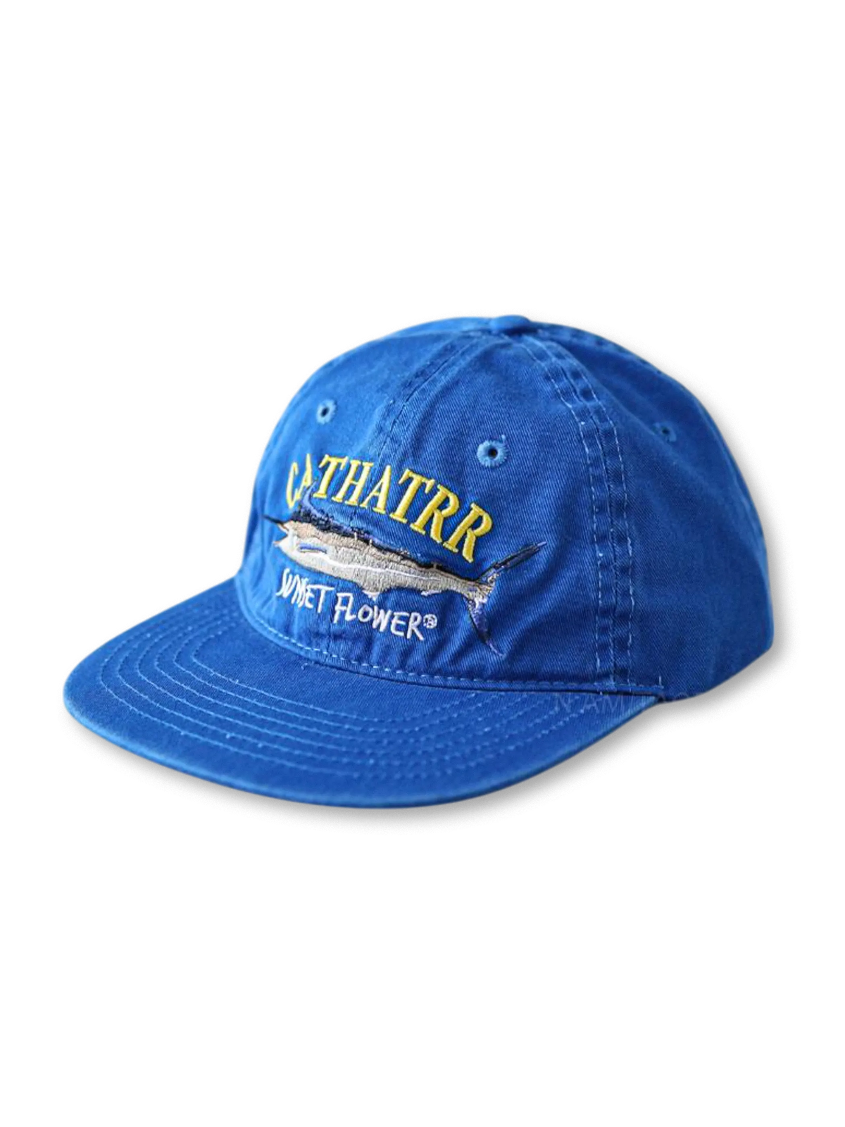 柔らかい100%コットン製、金槌魚刺繍と英字ロゴ入りのフラットブリムキャップ。頭囲56〜58cm対応。