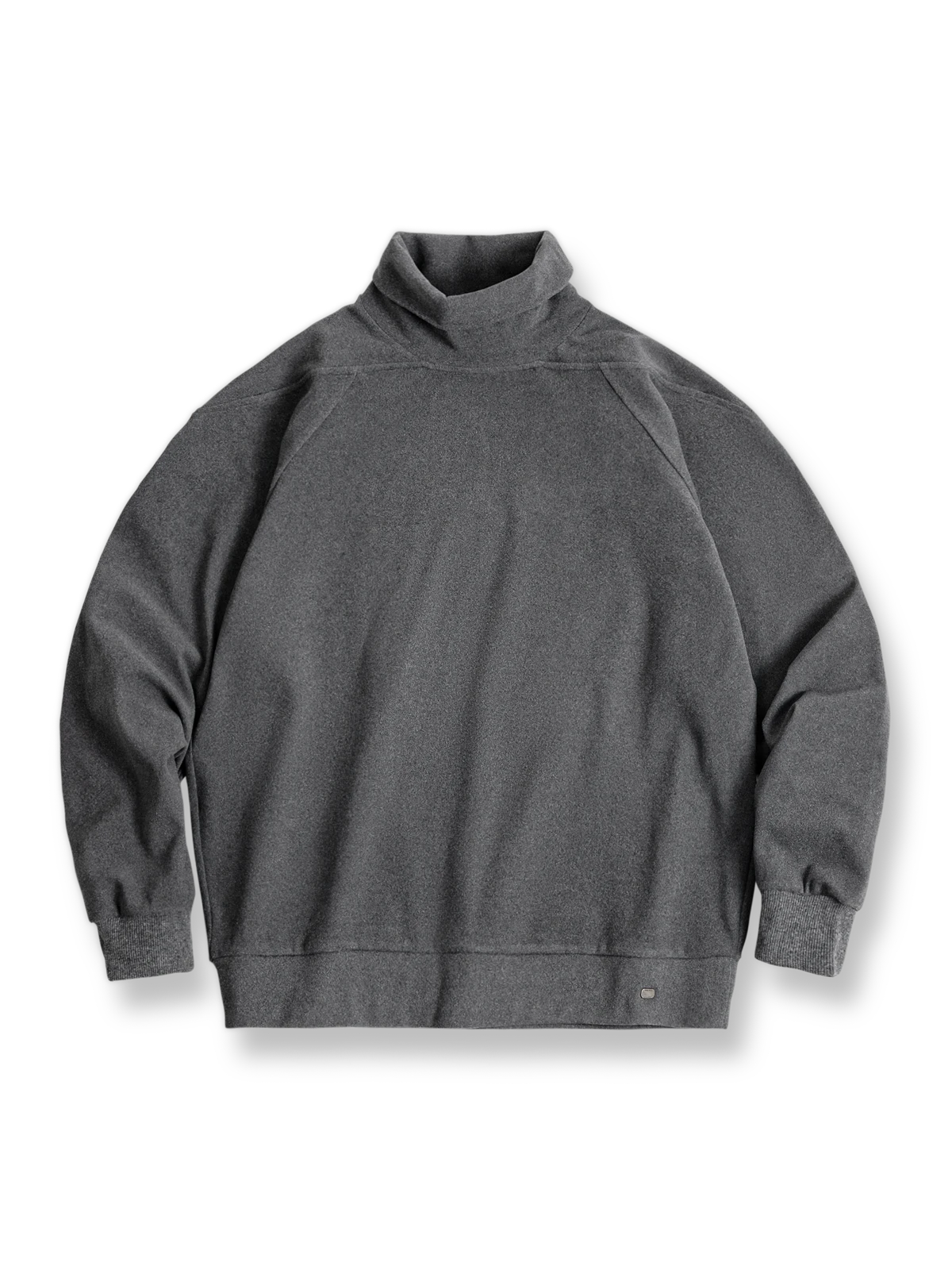 起毛加工されたフェイクテディベア素材のタートルネックベースレイヤーシャツ